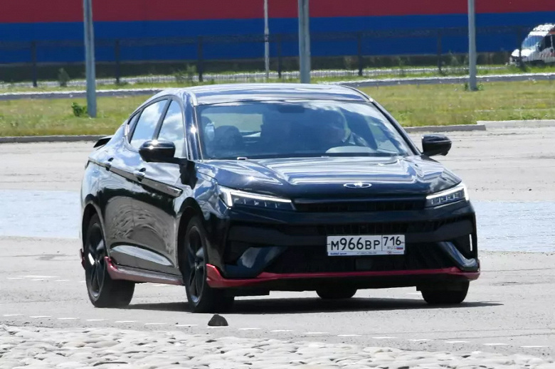 КамАЗ показал «злой» «Москвич 6»: 184 л.с. и красный спортивный обвес